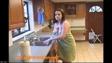 Olgun Milf Porno / Milf olgun esmer kadını mutfakta boşaltıyor