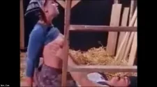 Amatör Porno / Samanlıkda aganın karısını sikiyor