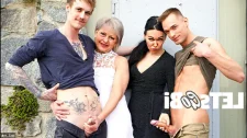 Grup Porno / Uyuyan abisine kız arkadaşını siktiriyor, paradıse porno