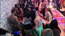Grup Porno / Kız arkadaşının amına kolunu sokuyor