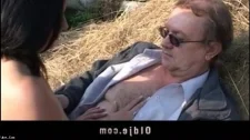 Beeg Porno / Alman zühdü emmi genç alaman kızı samanların üstünde sikiyor
