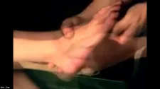 Amatör Porno / Ayak fetişti kadın önce ayakları yalatıyor