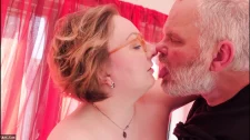 Amatör Porno / Tüysüz amcıklar ıslanırsa yarrak şop diye girer