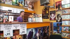 Olgun Milf Porno / Cd dükkanında yaşlı hatunu sikiyor