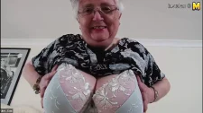 Yaşlı Mature Porno / Yaşlı hatun hala orgazm olmak için çaba gösterir