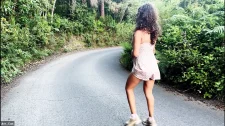 Amatör Porno / Esmer kızı açık havada osurta osurta sikiyor götten