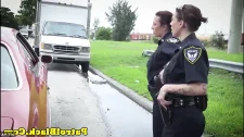 Grup Porno / Bayan polis arkadaşları sikerek yardımcı olalım