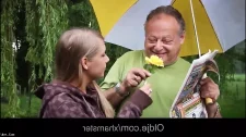 Amatör Porno / Şişman moruk, yaramaz kıza acımadı ormanda