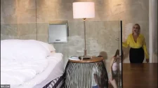 Amatör Porno / Annesi kızının seks yapmasını teşvik edip öğretiyor