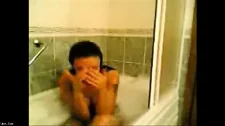 Türk Türkçe Porno / Tüysüz şeftaliyi sulandırıp amından ısırıyor