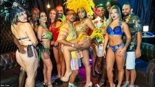 Grup Porno / Lez kuzenleri sevişirken yakalayan abla