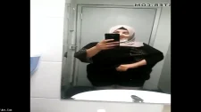 Türk Türkçe Porno / Türbanlı fıstık tuvalette yumuşacık göğüslerini açıyor