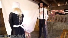 Anal Porno / Ebeyenler gerdek öncesi kızlarını siktirmek istedi
