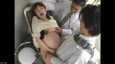Amatör Porno / Hamileli sikiş japon doktorlar hamile kadına sırayla çakıyor