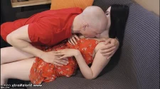Rus Porno / Kırmızı elbiseli kızı yalayıp yutan kel sevgili