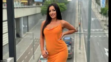 Hard Sert Porno / Alışveriş merkezindeki çekici kadını acımadan siktiler