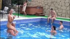 Anal Porno / Garson kızı kandırıp double sikerek zevke getirdiler
