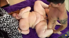 Olgun Milf Porno / Kızıl saçlı tombul masöz sophia lola yarak altında