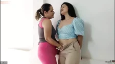 Lezbiyen Porno / İspanyol lezbiyenlerin havuz başı sex sefası
