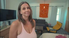 Amatör Porno / Sahilde kilotunu sıyırıp yarrak bekliyor