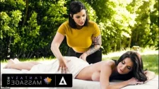 Lezbiyen Porno / 2 lezbiyenin mutlu sonlu açık hava masaj videosu