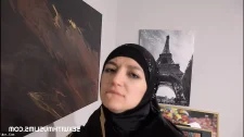 Türk Türkçe Porno / Evli türbanlı kız para için dükkan sahibine siktirdi