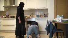 Türk Türkçe Porno / İngiliz tamirciye mutfakta siktiren kapalı arap kızı