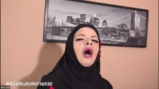 Türk Türkçe Porno / Tam saxoluk ağzıyla türbanlı kızı zevke getiriyor