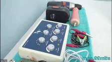 Anal Porno / Zevk almak için elektroşok deneyen kadın