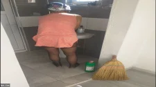 Türk Türkçe Porno / Naylon çoraplı çıtır türk kızı temizlik yapıyor