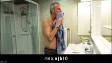 Rus Porno / Banyoya zevkten işeyen çok yaşlı abazan dede
