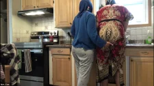 Amatör Porno / Hizmetçisinin götünü okşayan lez kız kudurtuyor